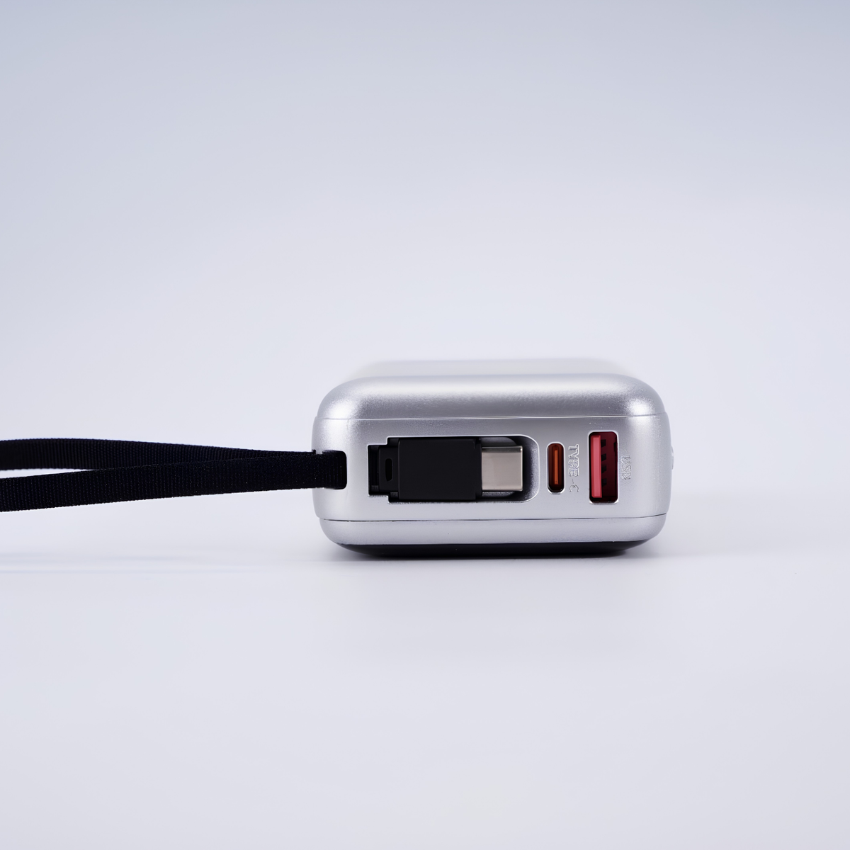 Conexiones del Power Bank O'Nail: puerto USB-C, puerto USB-A y cable USB-C integrado