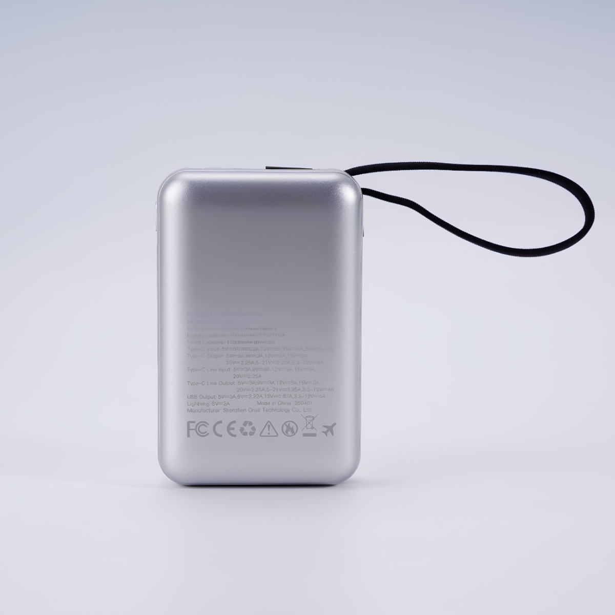 Parte trasera del Power Bank O'Nail con certificaciones CE y FCC de producto original